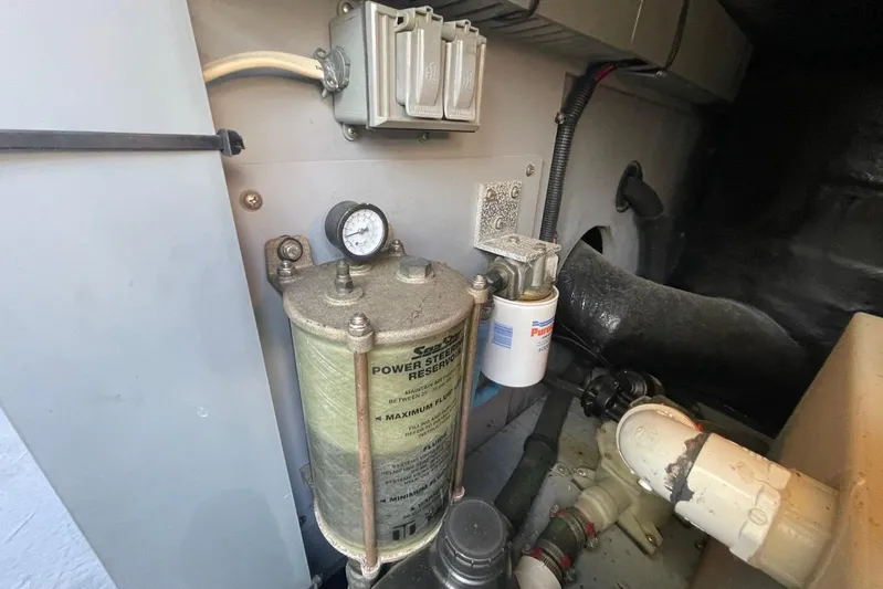 Double Kickback IV Yacht Photos Pics Power steering reservoir in 1998 Sea Ray 480 Sedan Bridge engine room.