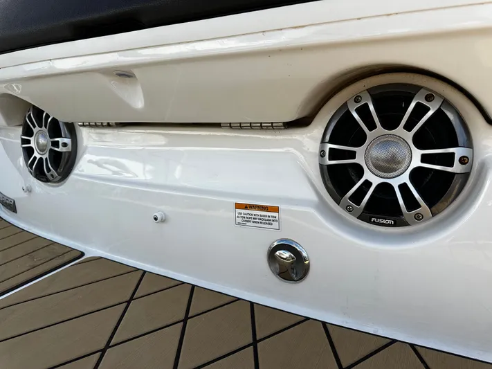  Yacht Photos Pics 2023 Sea Ray 280 SLX boat speakers and deck detail.