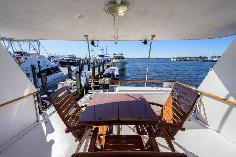 1987-78-hatteras-cockpit-motoryacht