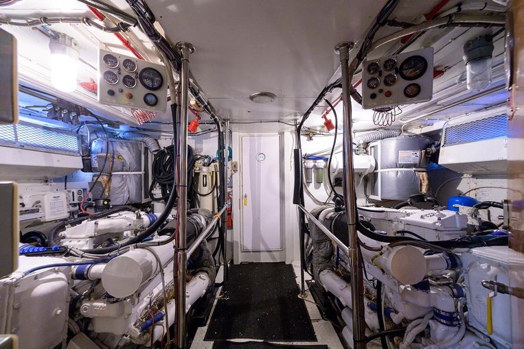 1987-78-hatteras-cockpit-motoryacht