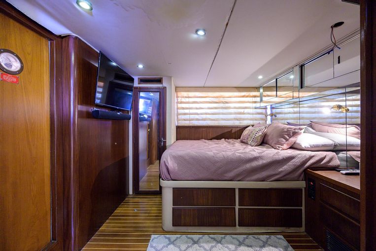 1987-78-hatteras-cockpit-motoryacht