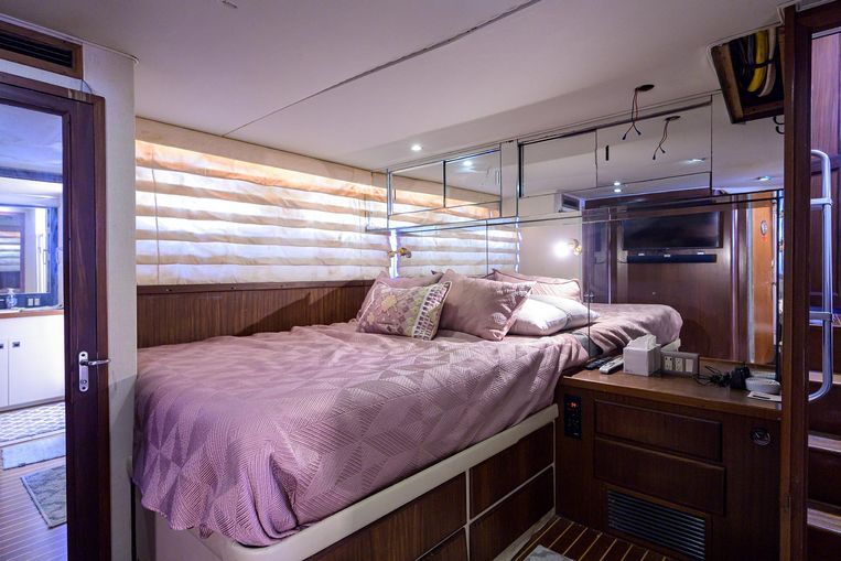 1987-78-hatteras-cockpit-motoryacht