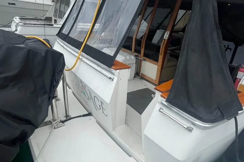  Yacht Photos Pics 1989 Bayliner Pilothouse 4588 yacht with covered deck and visible interior.