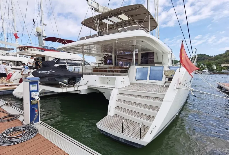 Er Yue Hua Hao Yacht Photos Pics Luxurious 2014 Lagoon 620 catamaran docked, featuring spacious deck and modern amenities.