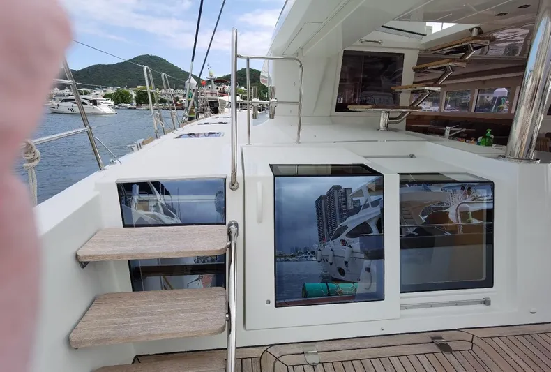 Er Yue Hua Hao Yacht Photos Pics Lagoon 620 yacht deck with wooden steps, docked in a marina, 2014 model.