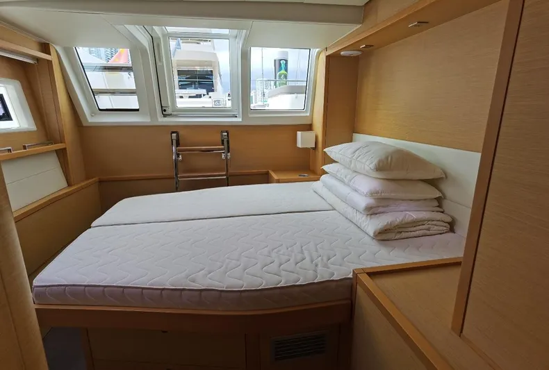 Er Yue Hua Hao Yacht Photos Pics Luxurious cabin interior of 2014 Lagoon 620 yacht with comfortable bedding.