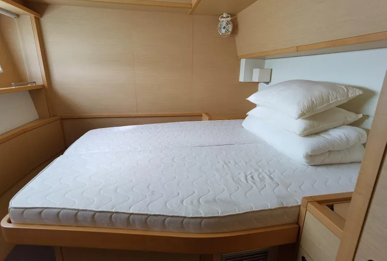 Er Yue Hua Hao Yacht Photos Pics Luxurious cabin interior of 2014 Lagoon 620 yacht with comfortable bedding.