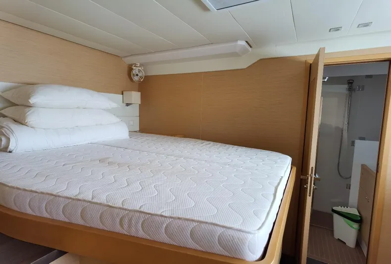 Er Yue Hua Hao Yacht Photos Pics Luxurious cabin interior of 2014 Lagoon 620 yacht with bed and ensuite bathroom.