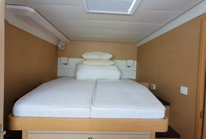 Er Yue Hua Hao Yacht Photos Pics Luxurious cabin interior of 2014 Lagoon 620 yacht with comfortable bedding.