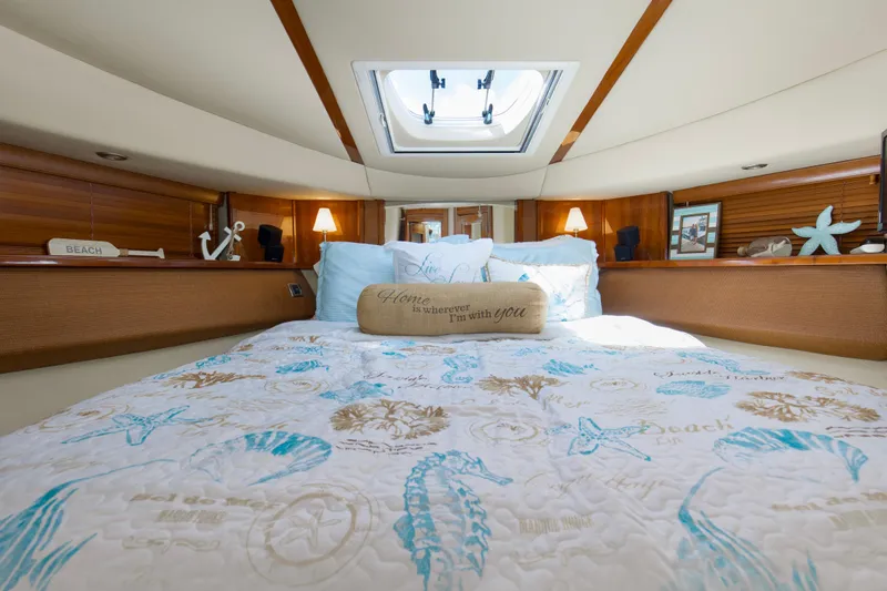 Reel Destiny Yacht Photos Pics 2007 52 Sea Ray Sedan Bridge Reel Destiny VIP Stateroom