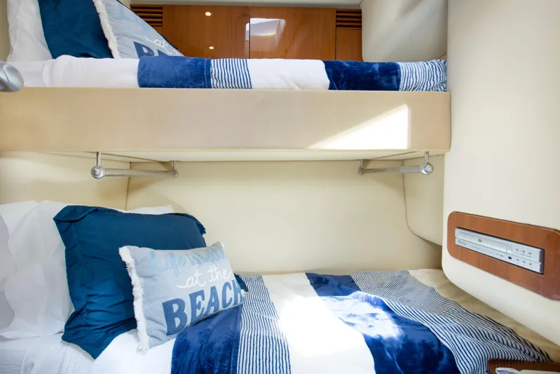 Reel Destiny Yacht Photos Pics 2007 52 Sea Ray Sedan Bridge Reel Destiny Guest Stateroom