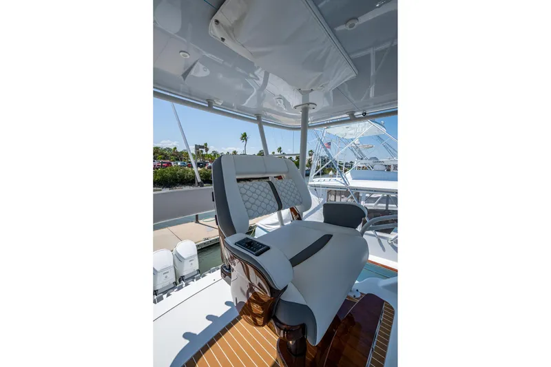  Yacht Photos Pics Captain's chair on 2022 Yellowfin 54 Offshore boat, featuring luxurious design and modern amenities.