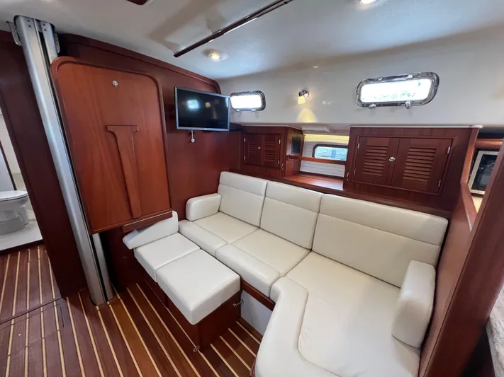 Redeemed Yacht Photos Pics Main Salon Starboard