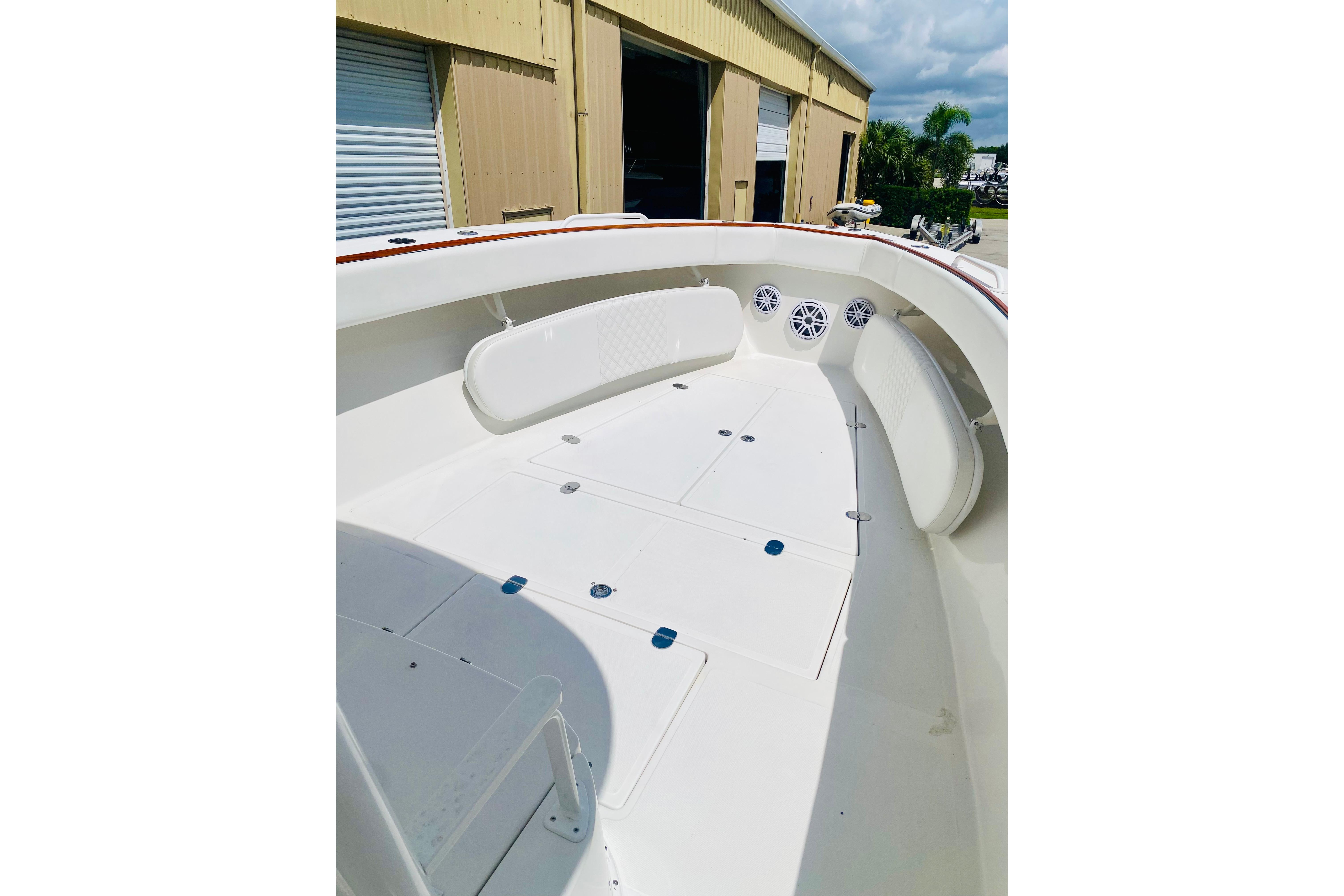 2005 Venture 39 Open boat interior