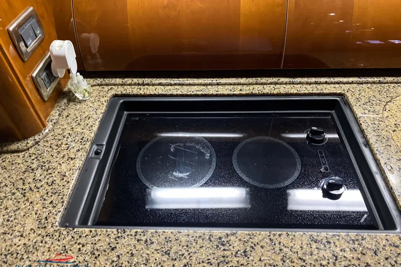  Yacht Photos Pics Built-in stovetop on 2007 Sea Ray 52 Sundancer yacht kitchen counter.