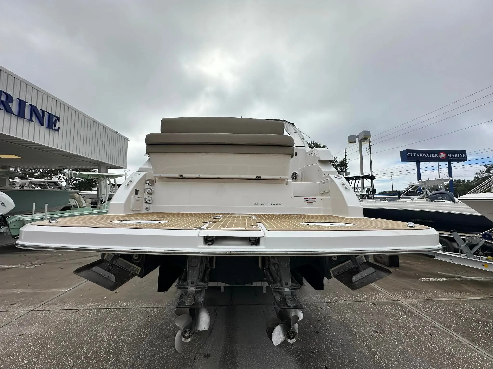 2015 REGAL 32 EXPRESS - Image 7