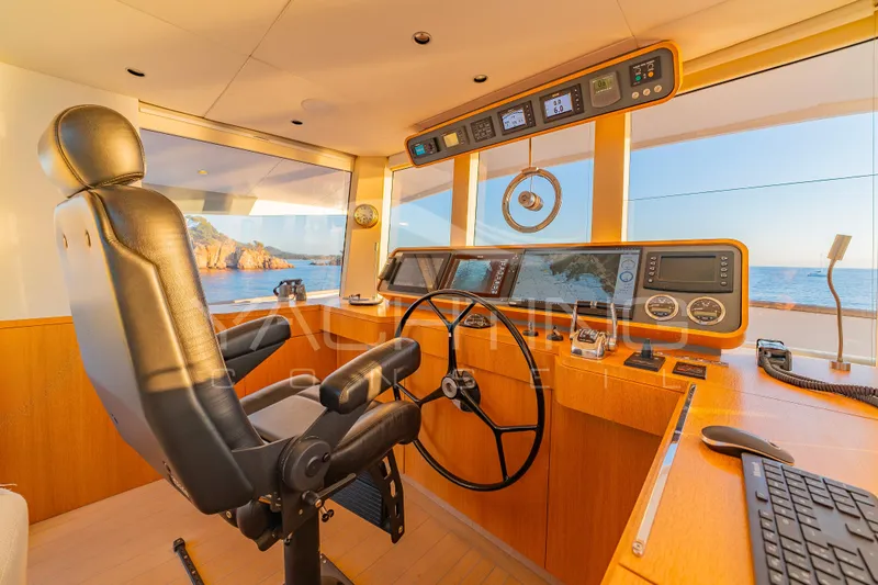 4ever Yacht Photos Pics Interior helm of 2022 JFA Yachts LONG ISLAND 78 POWER, featuring modern navigation equipment.