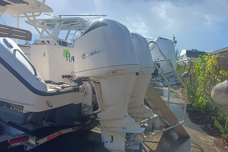 280-117 Brokerage Joe Yacht Photos Pics 2010 Pursuit S 280 Sport boat with Yamaha outboard engines, parked outdoors.