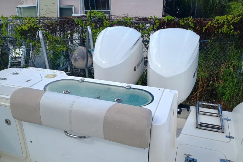 280-117 Brokerage Joe Yacht Photos Pics 2010 Pursuit S 280 Sport boat with dual Yamaha outboard engines and livewell.