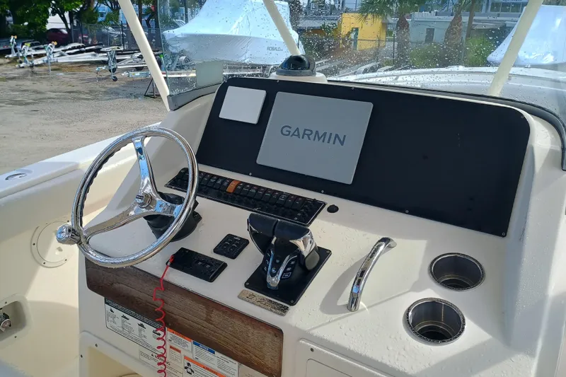 280-117 Brokerage Joe Yacht Photos Pics 2010 Pursuit S 280 Sport boat dashboard with Garmin navigation system.