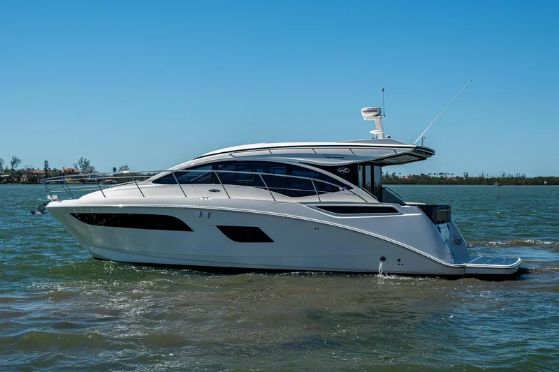  Yacht Photos Pics 2017 Sea Ray Sundancer 400 yacht cruising on open water.