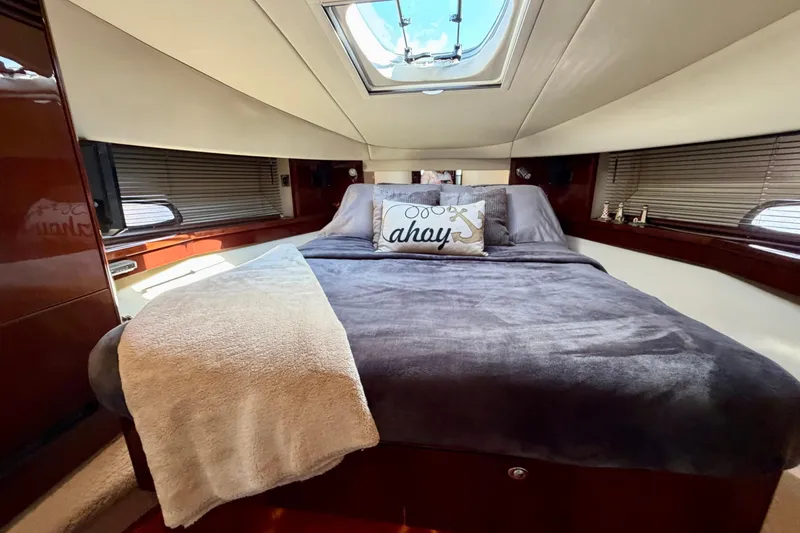  Yacht Photos Pics Luxurious 2009 Sea Ray 48 Sundancer cabin with plush bedding and skylight.