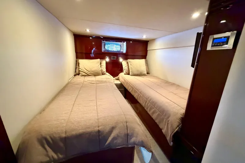  Yacht Photos Pics Twin cabin in 2009 Sea Ray 48 Sundancer yacht with cozy bedding and ambient lighting.