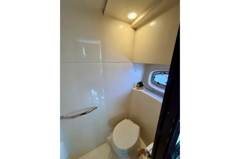  Yacht Photos Pics 2009 Sea Ray 48 Sundancer yacht bathroom with toilet and porthole window.