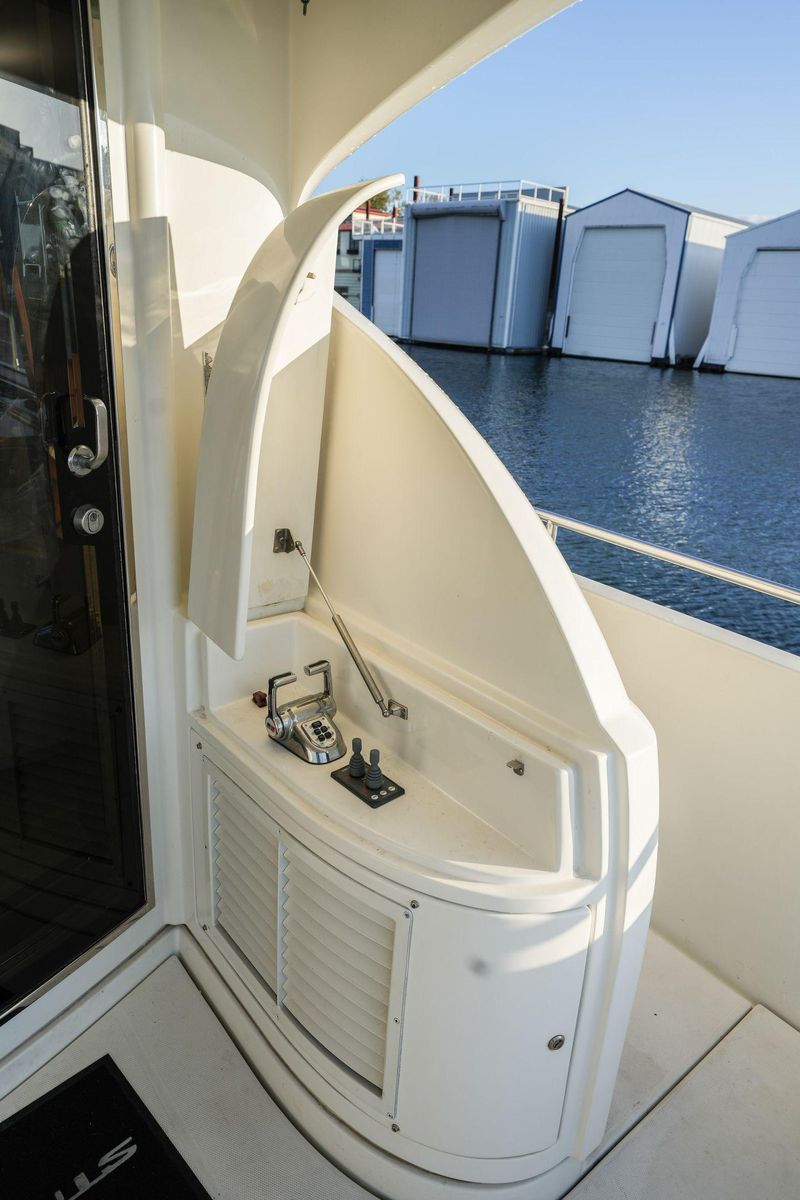 2006 Marquis 64 