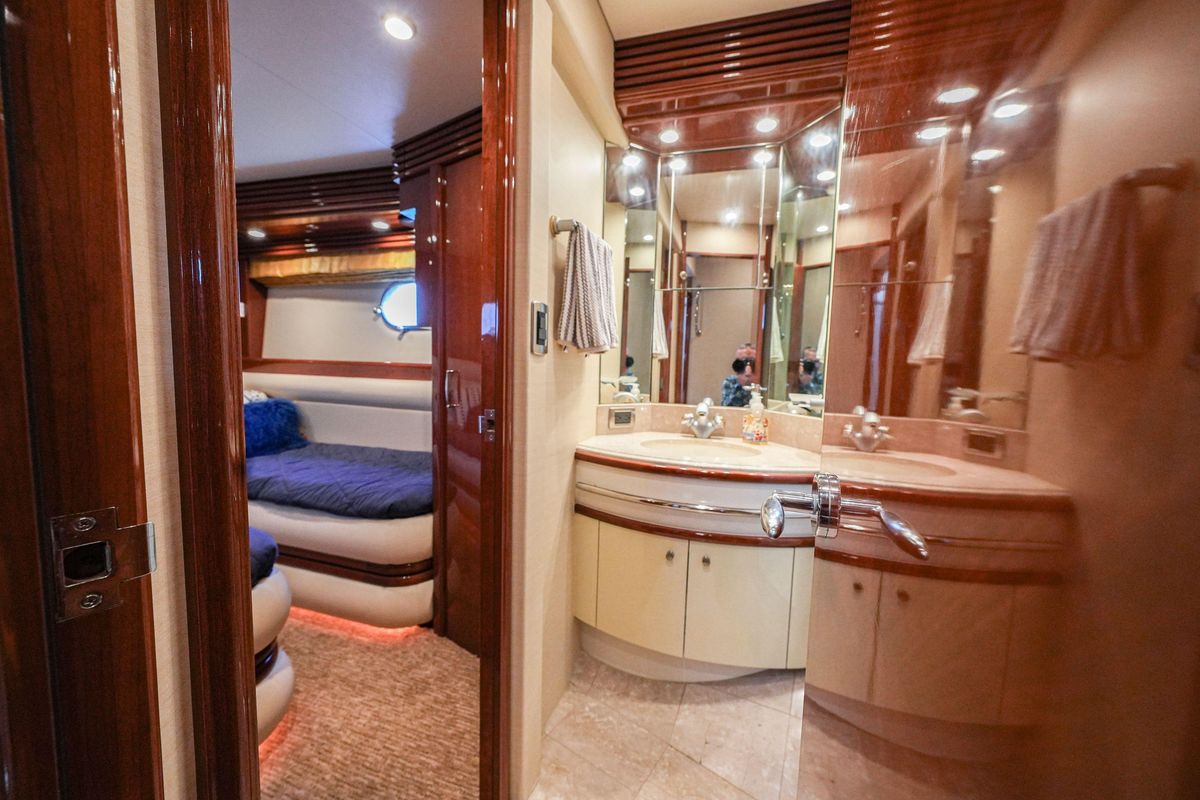 2006 Marquis 64 