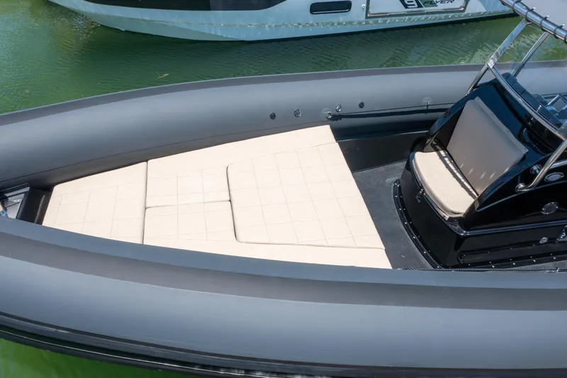  Yacht Photos Pics Sea Water PHANTOM 280 boat, 2023 model, featuring sleek design and comfortable seating.