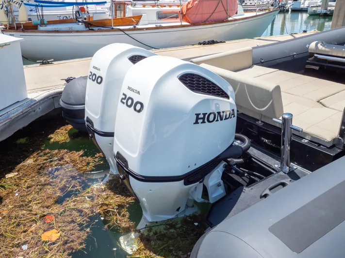  Yacht Photos Pics Twin Honda 200 outboard engines on a 2023 Sea Water PHANTOM 280 boat in a marina.