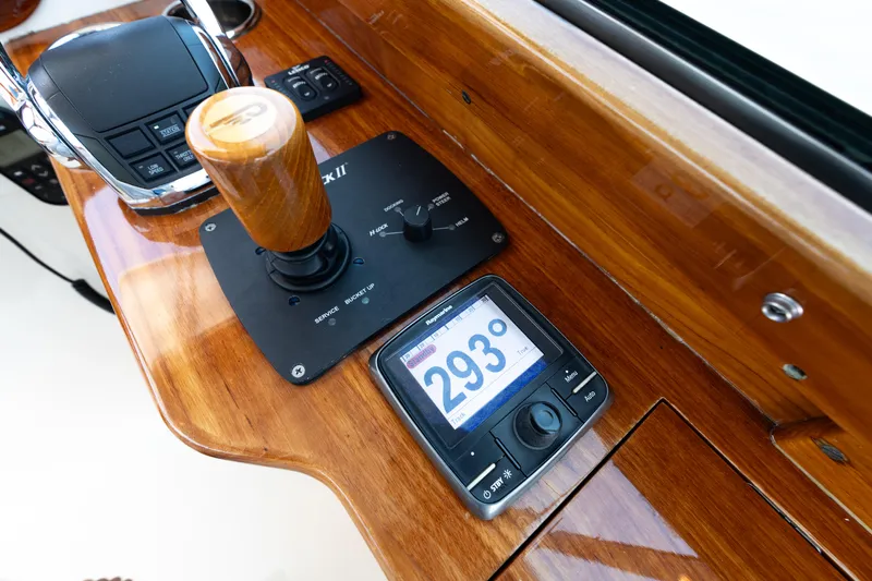 Vivere Yacht Photos Pics Hinckley Picnic Boat 37 MKIII 2015 helm with wooden throttle and digital compass display.
