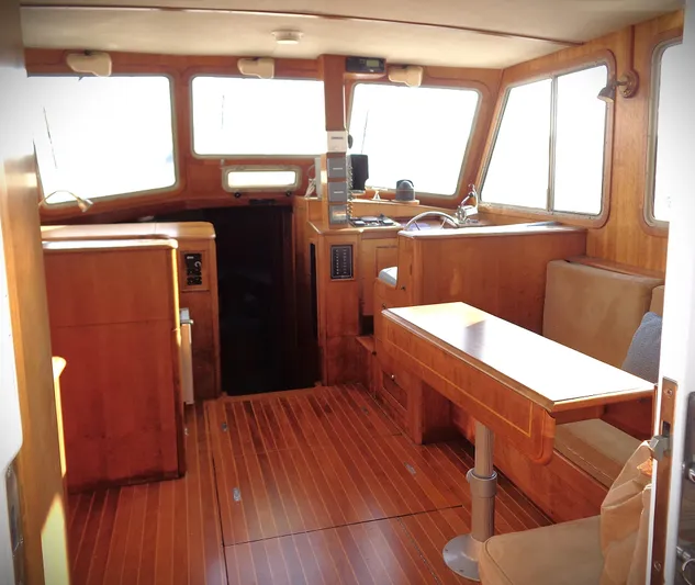 Hi Yo Silver Yacht Photos Pics Interior of 1990 Pettegrow 36 Flybridge with wooden furnishings and seating area.