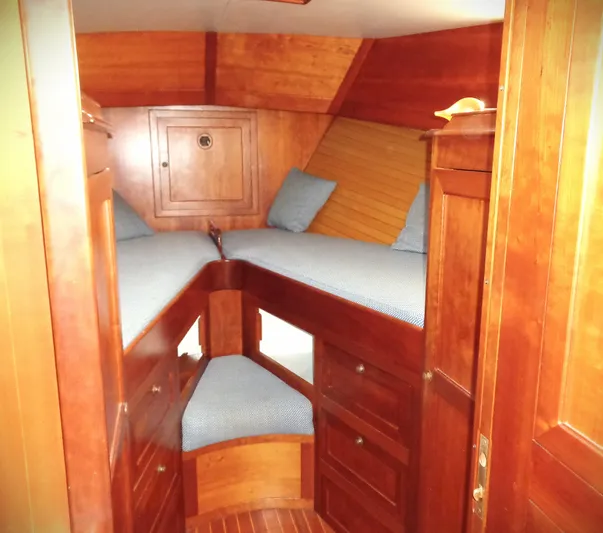 Hi Yo Silver Yacht Photos Pics Interior of 1990 Pettegrow 36 Flybridge with wooden cabinetry and twin beds.