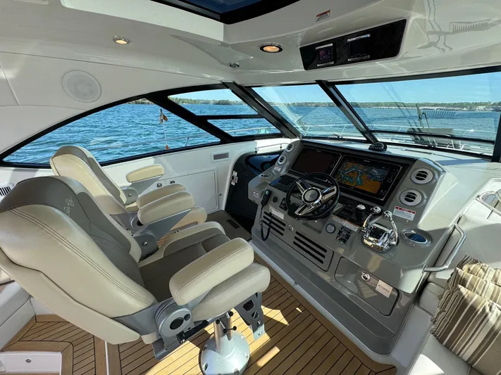 Costas Yacht Photos Pics Luxurious 2015 Sea Ray 540 Sundancer yacht cockpit with modern navigation system and plush seating.
