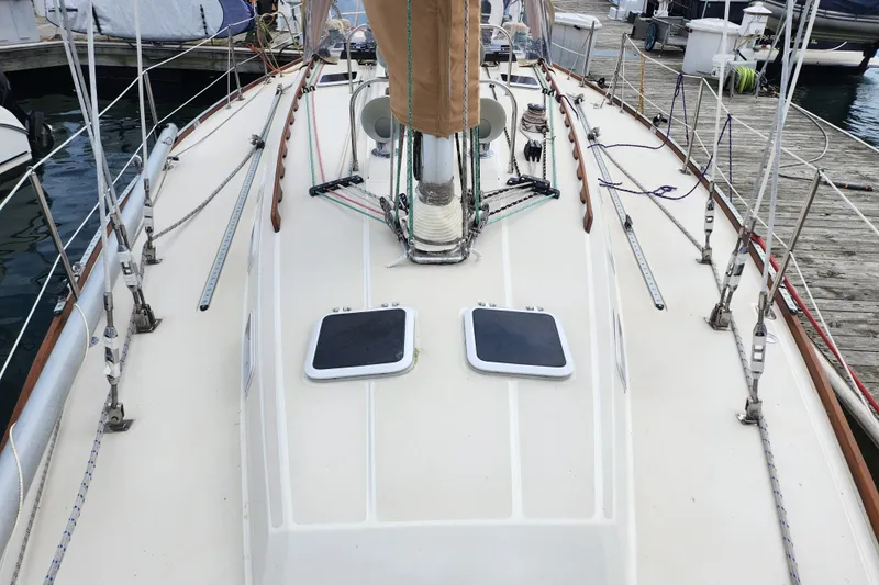 Isola Bella Yacht Photos Pics 1988 Sabre 42 sailboat deck with rigging and hatches at marina.