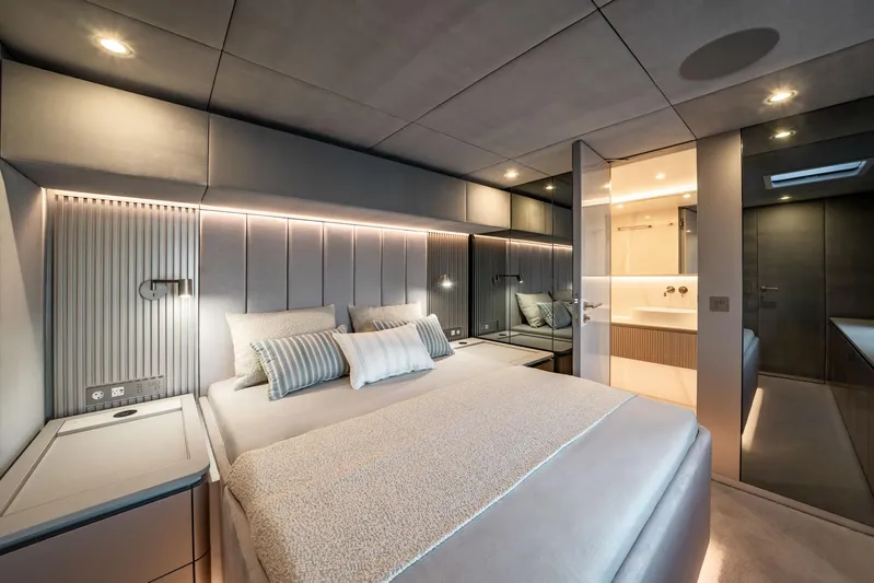  Yacht Photos Pics Luxurious Sunreef 80 yacht bedroom interior, 2025 model, featuring modern design and ambient lighting.