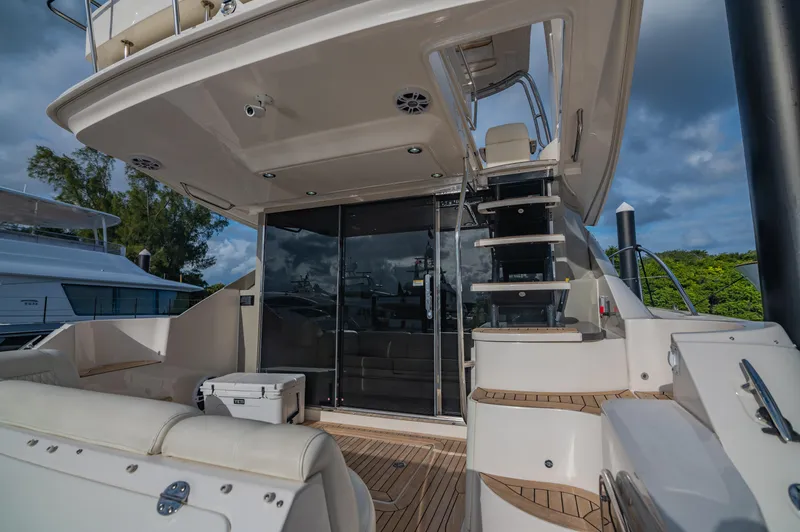 Discover Yacht Photos Pics 2015 Sea Ray 510 Fly yacht with elegant deck and modern design.