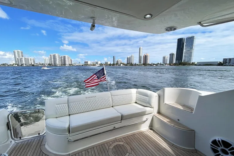 Discover Yacht Photos Pics Sea Ray 510 Fly 2015 yacht with city skyline and American flag.