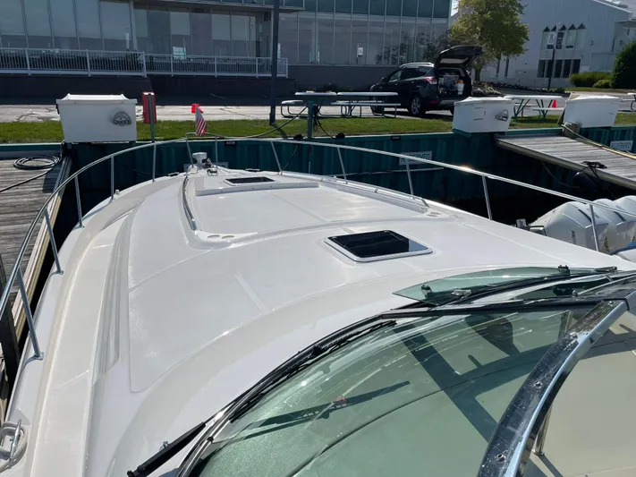  Yacht Photos Pics 2000 Sea Ray 460 Sundancer yacht docked at marina.