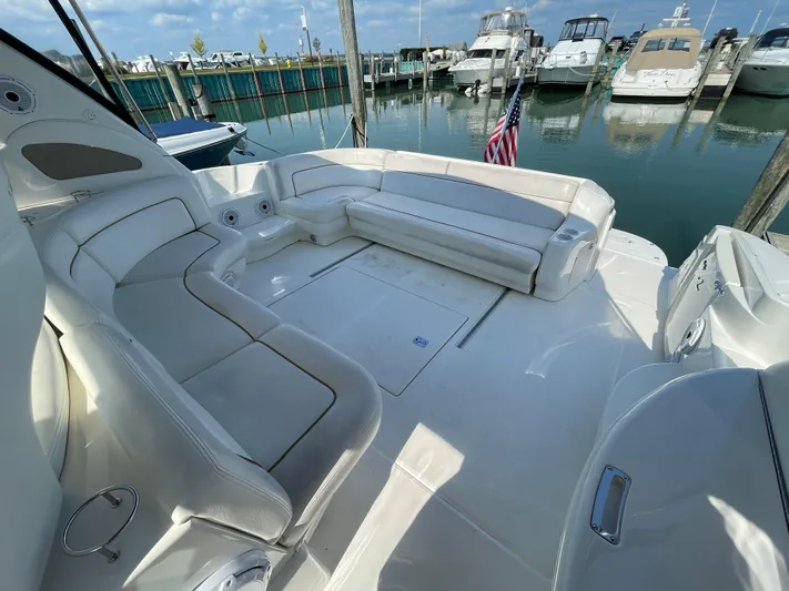  Yacht Photos Pics Spacious deck of 2000 Sea Ray 460 Sundancer yacht in marina.