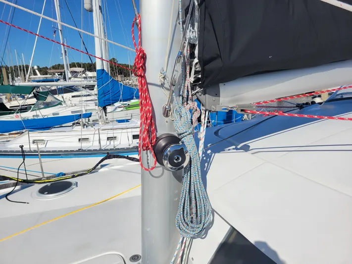  Yacht Photos Pics Sailing equipment on a 2006 Fountaine Pajot LAVEZZI catamaran, featuring ropes and mast details.