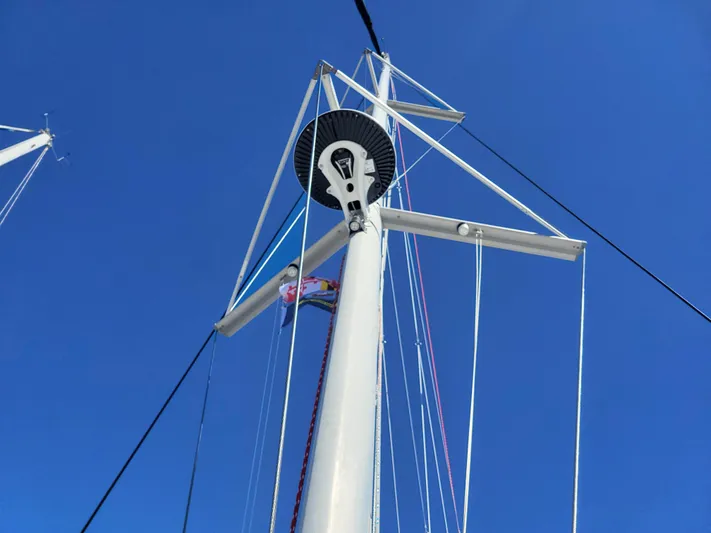  Yacht Photos Pics Mast of 2006 Fountaine Pajot LAVEZZI catamaran against clear blue sky.