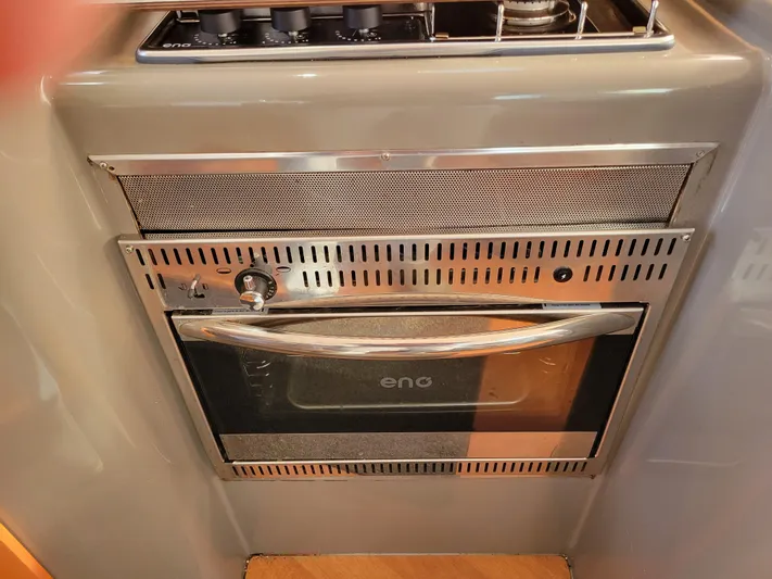  Yacht Photos Pics Built-in oven and stove in 2006 Fountaine Pajot LAVEZZI yacht kitchen.