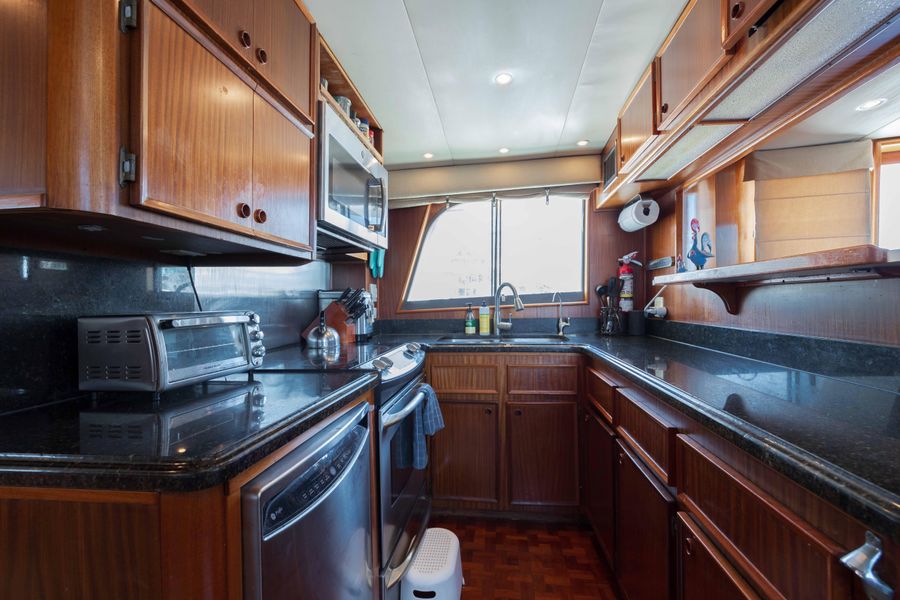 1986 Hatteras 70 Long Range Cruiser