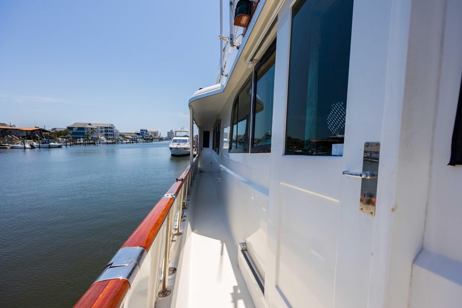 1986 Hatteras 70 Long Range Cruiser