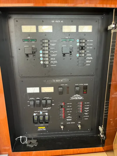 Mt Nest Yacht Photos Pics Distribution panel