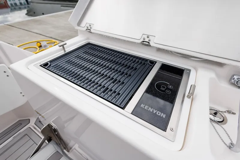  Yacht Photos Pics Built-in Kenyon grill on 2025 Solara S-250 Coupe boat deck.