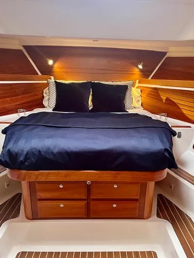 Quinetucket Yacht Photos Pics 